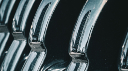 Reflejo urbano en cromo clásico