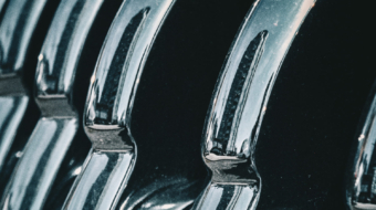 Reflejo urbano en cromo clásico